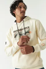 Canguro de felpa modelo Handel, color tostado, con capucha ajustable con cordones oscuros, bolsillo frontal tipo canguro y estampa gráfica inspirada en la Creación de Adán con la leyenda "Renaissance" y branding de Mistral.