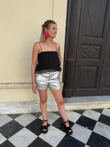 Top de gasa color negro con estampado de lunares blancos, de corte suelto con breteles finos y espalda abierta regulable.