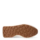 Championes urbanos New Balance modelo 370, con diseño inspirado en el estilo retro de los años 70. Presentan una combinación de paneles de malla, gamuza y material sintético en tonos blanco y gris claro, con el logo lateral característico. Incluyen una entresuela de EVA para amortiguación y una suela de goma con patrón de tracción.