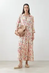 Maxi vestido estampado multicolor con cuello camisero, manga larga y falda larga con volados.