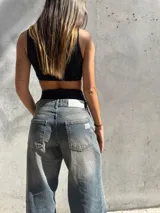 Pantalón de jean celeste de corte ancho con efecto desgastado.