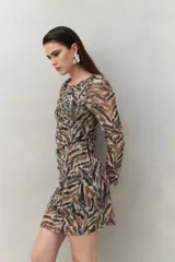 Vestido corto de mangas largas con estampado animal print en tonos tierra.