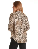 Blusa de gasa con estampado animal print en tonos beige, marrón y negro. Presenta cuello a la base, escote en V y mangas largas con presilla y botón para regular el largo.