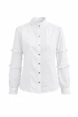 Camisa blanca de manga larga con cuello alto tipo mao y volados decorativos en las mangas. Presenta cierre frontal con botones y puños ajustados con volados.
