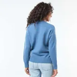 Sweater de punto en color azul, con cuello en pico y diseño de manga larga con puños acanalados.