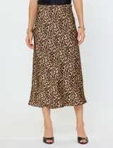 Falda midi de satén con estampado animal print de leopardo, corte al bies y pretina elastizada.