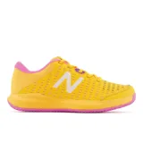 Championes de tenis New Balance modelo 696, color amarillo con detalles en blanco y rosa.