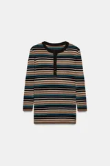 Jersey de punto de manga larga y cuello redondo con cierre frontal de botones. Presenta un diseño de rayas horizontales en tonos marrones, negros, blancos y azules.