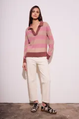Sweater de viscosa y nylon a rayas horizontales en tonos rosa y beige, con cuello polo y mangas largas.