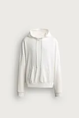 Hoodie ligero de corte regular fit color blanco, confeccionado en algodón, con capucha ajustable mediante cordón, mangas largas y bolsillo frontal tipo canguro.