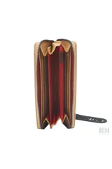 Billetera negra con cierre de cremallera y aplique metálico con forma de labios. Incluye llavero colgante con el logo de la marca.