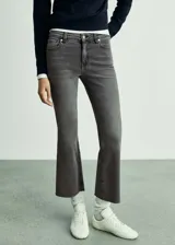 Jeans Sienna de tiro medio y corte flare con diseño crop, estilo vaquero en color gris, con cinco bolsillos, trabillas para cinto y cierre delantero de cremallera y botón.