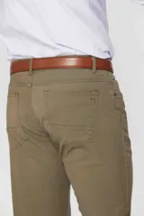 Pantalón de gabardina de corte recto y cinco bolsillos, con diseño liso y trabillas para cinturón.