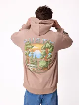 Canguro negro con capucha y estampado grande en la espalda de un paisaje con árboles, una camioneta camper y un lago al atardecer, con el logo "RUSTY" en la parte superior.