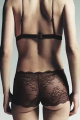 Braguita tipo culotte de encaje floral, color marrón oscuro, con tiro medio y bordes festoneados.