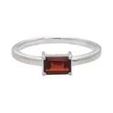 Anillo solitario de plata 925 con un granate rectangular de 4mm x 6mm.