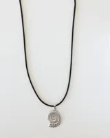 Dije en forma de caracol amonita con acabado dorado brillante, diseñado para ser utilizado en cadenas o cordones.