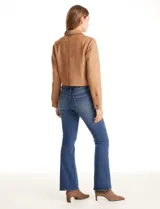 Chaqueta corta color tostado de gamuza sintética, con cuello solapa, cierre frontal con botones a presión y bolsillos aplicados en el pecho.