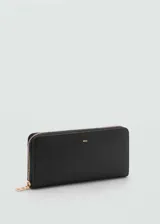 Billetera rectangular de gran tamaño con acabado efecto safiano, cierre de cremallera perimetral y logo de la marca en relieve en la parte frontal. Cuenta con múltiples ranuras para tarjetas y compartimentos interiores.