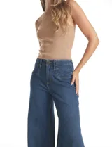 Top sin mangas de tejido lurex con acabado brillante, cuello redondo y corte ajustado al cuerpo.