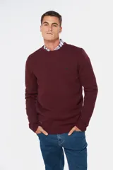 Buzo tejido de lana con escote redondo a la base, de manga larga y calce clásico.