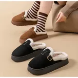 Pantuflas sin talón de gamuza marrón, con interior de corderito sintético, suela plataforma y tira ajustable con hebilla en el empeine.
