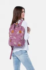 Mochila de lona azul con estampado floral, asas de mano superiores unidas por una tira con broche, detalles en cuero sintético marrón, bolsillo frontal con cierre y compartimentos laterales.