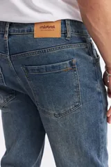 Jean de hombre color azul claro, de corte regular y tiro medio. Confeccionado en algodón con spandex para mayor comodidad.