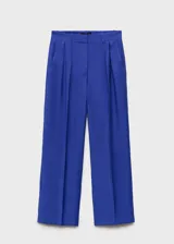 Pantalon de vestir color azul, de corte wide leg y tiro alto. Presenta pinzas delanteras, bolsillos laterales y cierre frontal con botón y cremallera oculta.