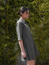 Vestido corto color verde seco con cuello camisero, mangas 3/4 y botones dorados.