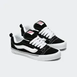 Championes Vans Knu Skool negros con detalles en blanco. Diseño acolchado con lengüeta y cuello acolchados, banda lateral Sidestripe tridimensional, cordones gruesos y suela waffle de caucho.