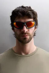 Camiseta de entrenamiento de ajuste regular, color verde oliva, confeccionada en tejido técnico ligero y elástico con estructura. Presenta cuello redondo, manga corta y costuras planas.