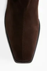 Botines de caña elástica color marrón chocolate, con punta cuadrada y taco cuadrado de altura media.