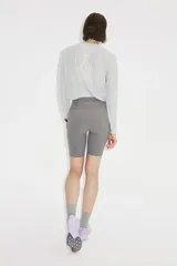 Mallas cortas de correr de talle alto y ajuste ceñido, color gris, con cintura ancha y bolsillo oculto en la parte trasera.