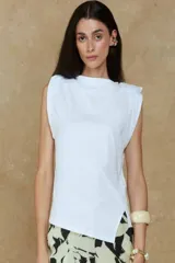 Musculosa blanca de algodón Pima sin mangas, con cuello redondo y corte recto.