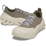 Championes Crocs Echo Surge de diseño deportivo y urbano. Presentan una parte superior de punto elástico en color verde militar con cordones tradicionales en tono celeste y blanco. Cuentan con una entresuela gruesa y exagerada de color beige con aberturas laterales y plantilla LiteRide.