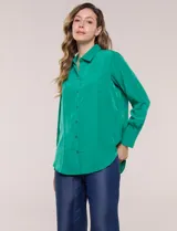 Camisa de satén blanca de la marca Floral & Ivy, con cuello con solapa, cierre frontal de botones, manga larga con puño ancho y bolsillo aplicado en el pecho.