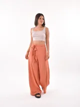 Musculosa crop top color beige claro, con escote cuadrado y tejido acanalado.