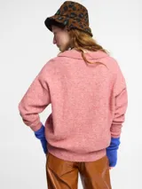 Sweater de punto color rosado, con cuello polo y escote en V. Tiene manga larga con puños ajustados y ruedo en punto ajustado.
