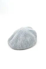 Boina de punto color gris melange, de diseño clásico y textura suave.