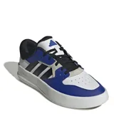 Championes Adidas modelo Court 24, con diseño urbano de corte bajo. Presentan una combinación de colores blanco, azul y negro, con las icónicas tres tiras laterales en negro. Incorporan tecnología Cloudfoam en la mediasuela para mayor amortiguación y suela de goma resistente.