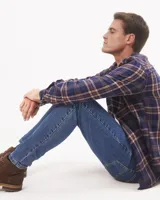 Sobrecamisa de estilo leñador con estampado de cuadros, confeccionada en tela de viyela. Presenta cuello clásico, cierre frontal con botones y dos bolsillos con solapa en el pecho.