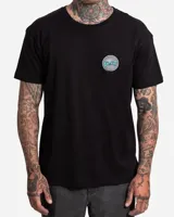 Remera negra de manga corta con cuello redondo, confeccionada en algodón, con pequeño estampado circular en el pecho y diseño de marca en la espalda.