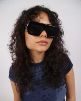 Lentes de sol negros con forma geométrica y protección UV400.