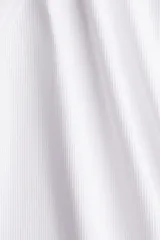 Musculosa de punto acanalado de algodón, color blanco, de corte entallado con escote redondo y sisas ribeteadas.