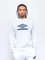 Buzo gris melange de felpa sin frisa, con cuello redondo y logo de Umbro bordado en azul marino en el pecho.