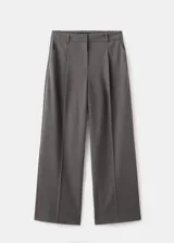 Pantalón de vestir tiro medio con diseño wide leg, pinzas en la parte delantera, bolsillos laterales y cierre con botón, gancho y cremallera.