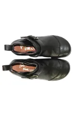 Bota baja de cuero color marrón, estilo botín con elásticos laterales y tira con hebilla metálica ajustable. Cuenta con costuras decorativas pespunteadas y suela de goma con relieve.