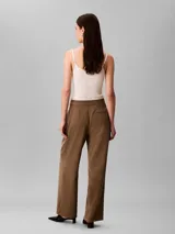 Pantalón de sarga tailored de Calvin Klein, color verde militar, con corte recto, talle medio, bolsillos laterales y detalles plisados en la parte delantera.