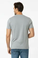 Remera de algodón de corte slim fit, con cuello en V y mangas cortas.